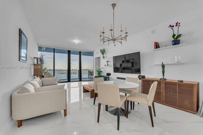 Building Photo - 700 NE 24th St