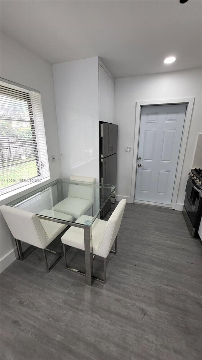 Building Photo - 821 NE 6th St