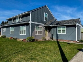 Building Photo - Stayton 4BR Duplex | A/C & Landscaping Included!