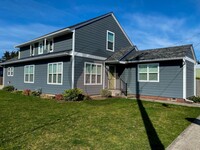 Building Photo - Gorgeous Stayton Duplex Home - Coming Avai...