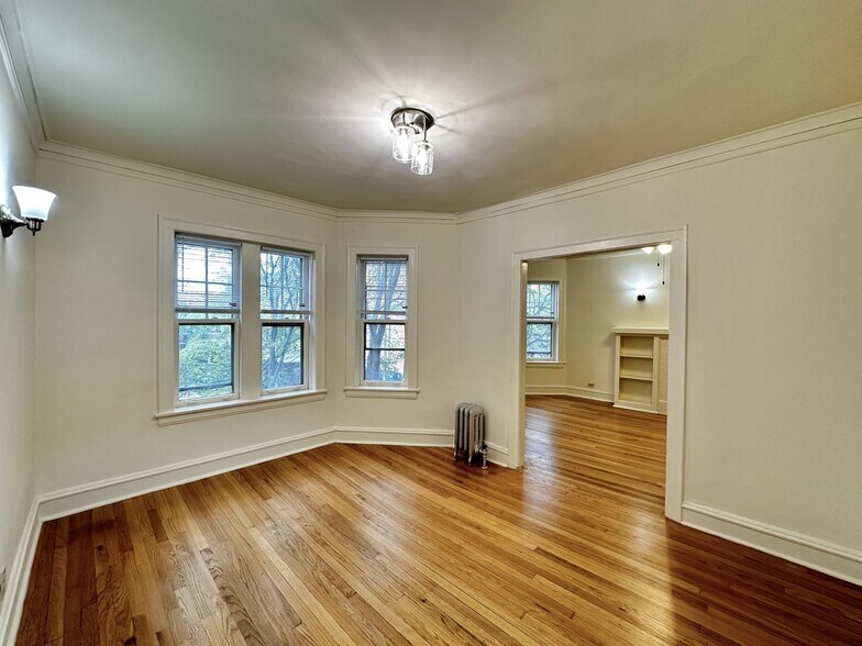 Building Photo - 2633 W Ainslie St