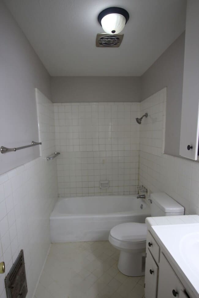 Building Photo - 1424 E Houston St