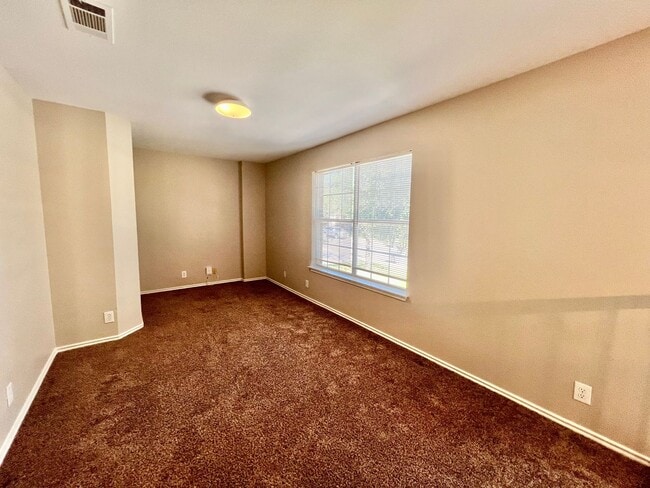 Building Photo - *COMING SOON* Pet-Friendly 3BD/2.5BA with Bonus Loft, Deck & Garden Tub – Near Tezel Rd!