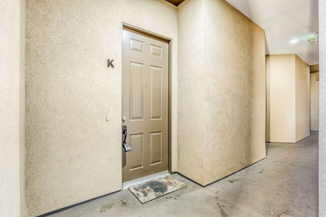 Building Photo - Beautiful Move in Ready- 3rd-floor condo in the heart of Mayfair-Lowry