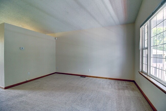 Building Photo - Charming 3 Bed 2 Bath Willow Run Home - Available August 10!