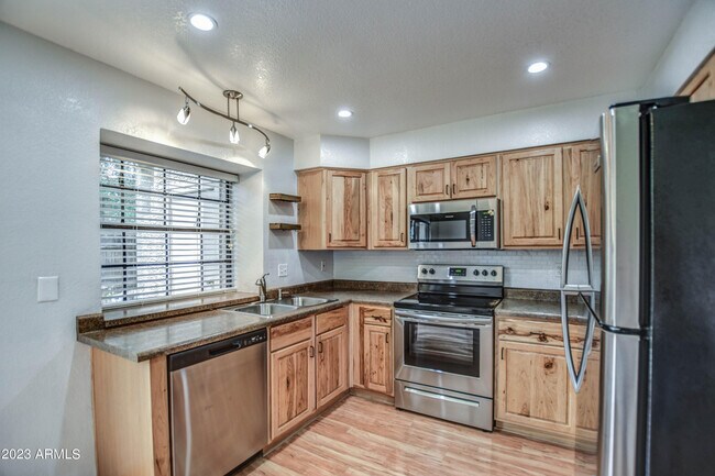 Building Photo - 4901 E Kelton Ln