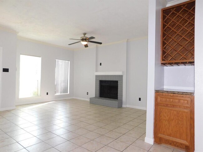 Building Photo - 11710 Southlake Dr