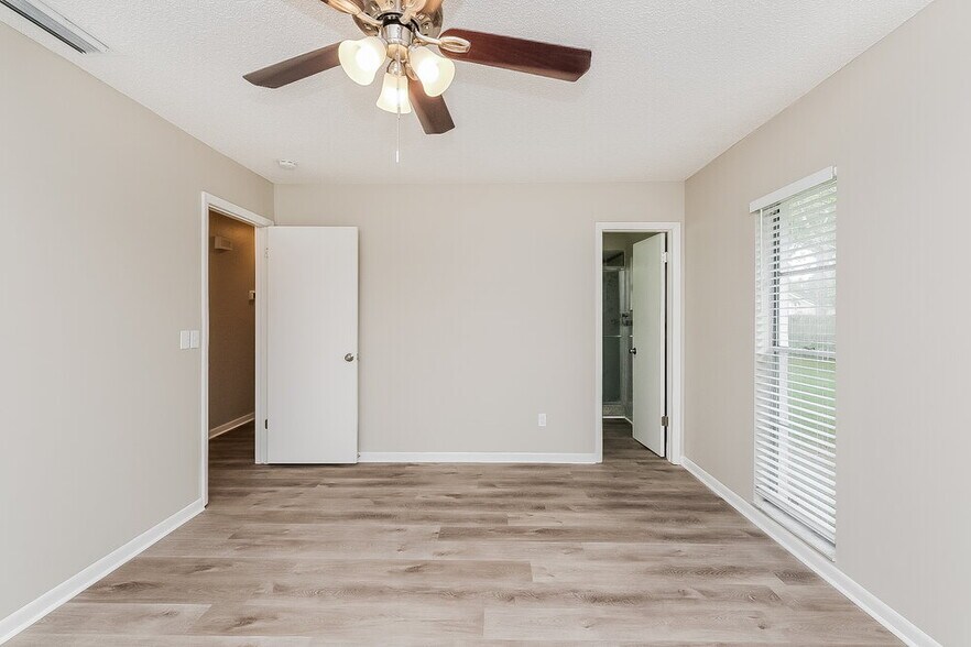 Building Photo - 3910 Briarlake Dr