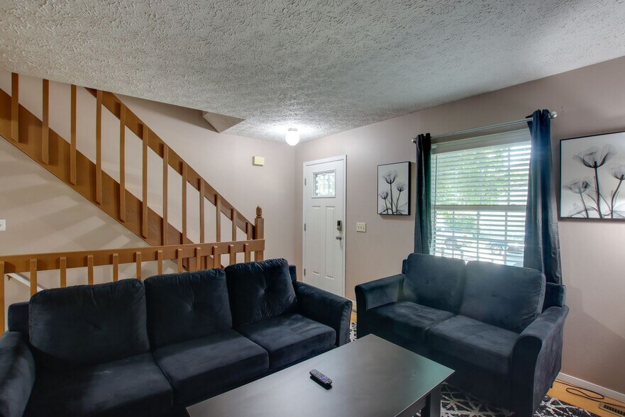 Building Photo - 5368 N Linwood Ave