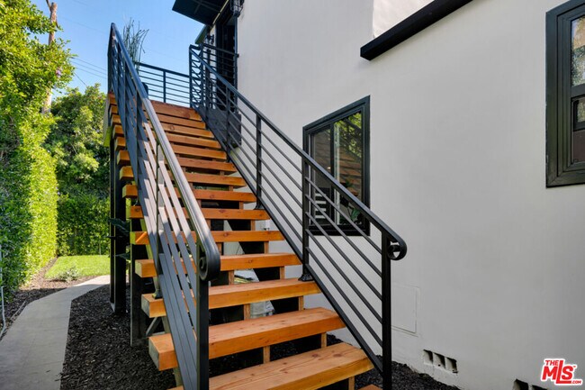Building Photo - 418 N Bowling Green Way