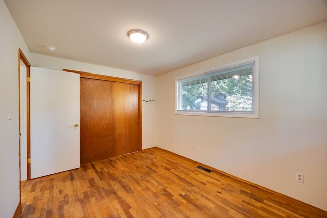 Building Photo - Charming House For Rent in Burien! Full Si...