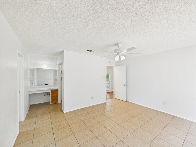 Building Photo - 11121 N Dowling Rd