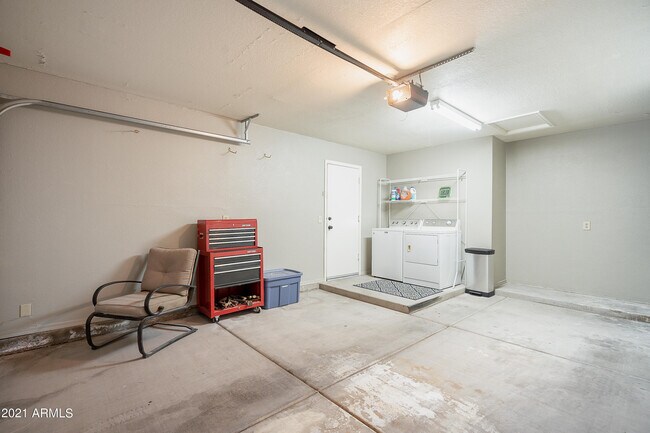 Building Photo - 1802 E Peach Tree Dr