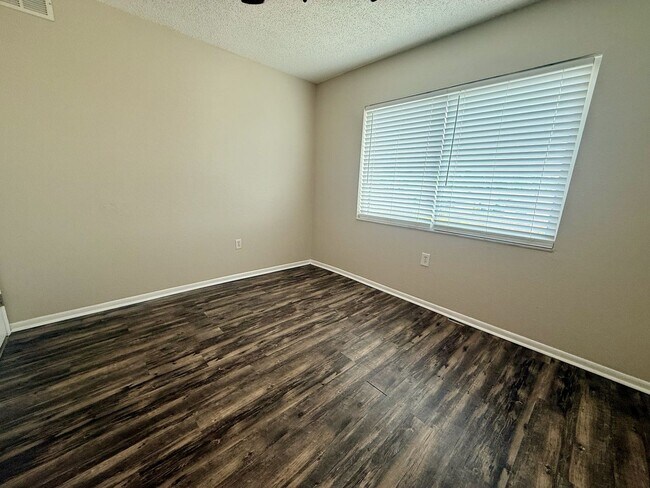 Building Photo - 2 bed 1 bath condo close to IMG