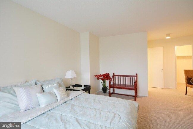 Building Photo - 307 Yoakum Pkwy