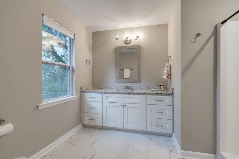 Building Photo - 624 W 7th Ave