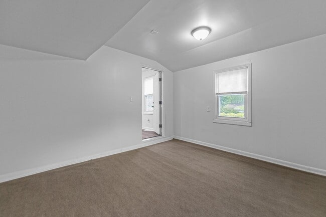 Building Photo - 1402 Valley Rd