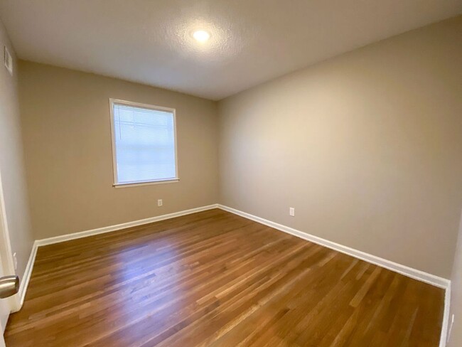 Building Photo - 3 bedroom 2 bathroom near Sycamore View an...