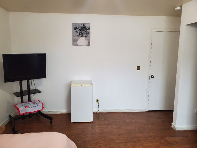 Building Photo - 627 Sir Michael Dr