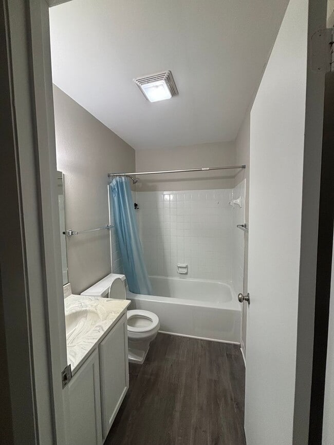 Building Photo - Spacious One Bedroom Available.  Close to University and Downtown Area.