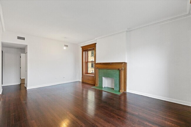 Building Photo - 559 W Surf St