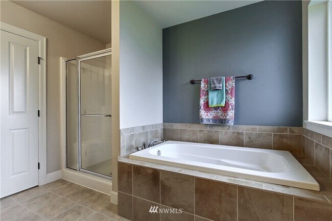 Building Photo - Gorgeous Home in Lacey’s Coveted Courtney ...