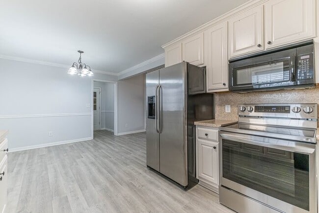 Building Photo - Ranch 3 bedroom 2 bath !