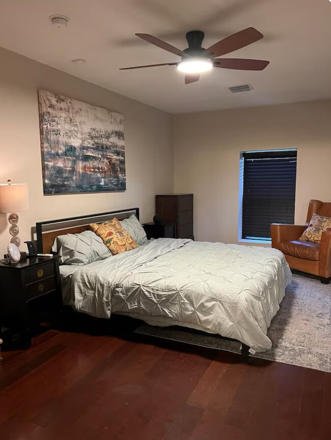 Building Photo - 1220 E Mohawk Ave