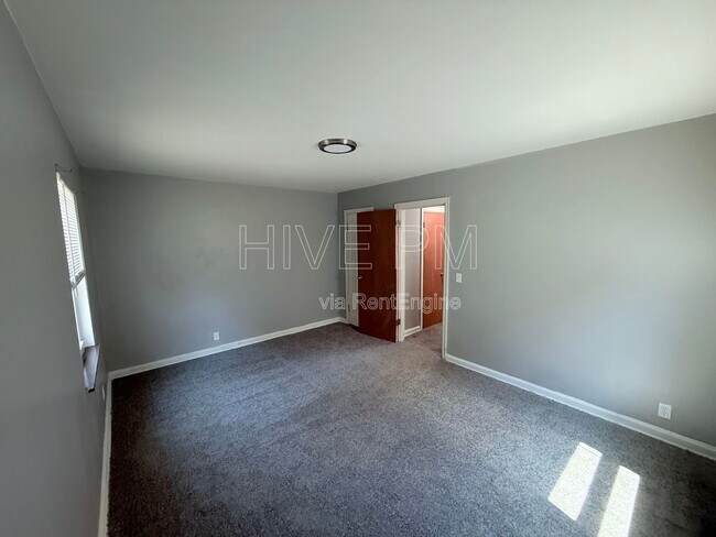 Building Photo - 3135 Mozart Ave