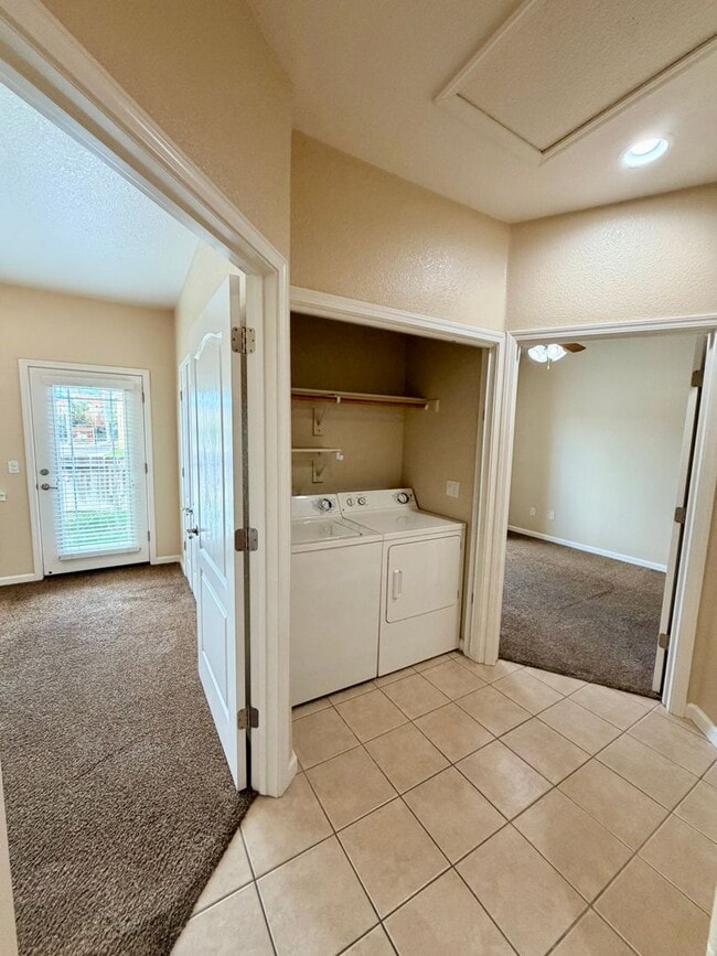 Building Photo - 147 Apple Ln