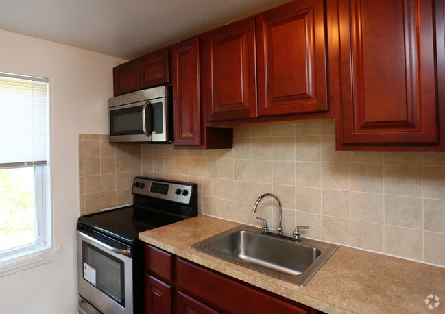 Kitchen - Maple Court Apartments