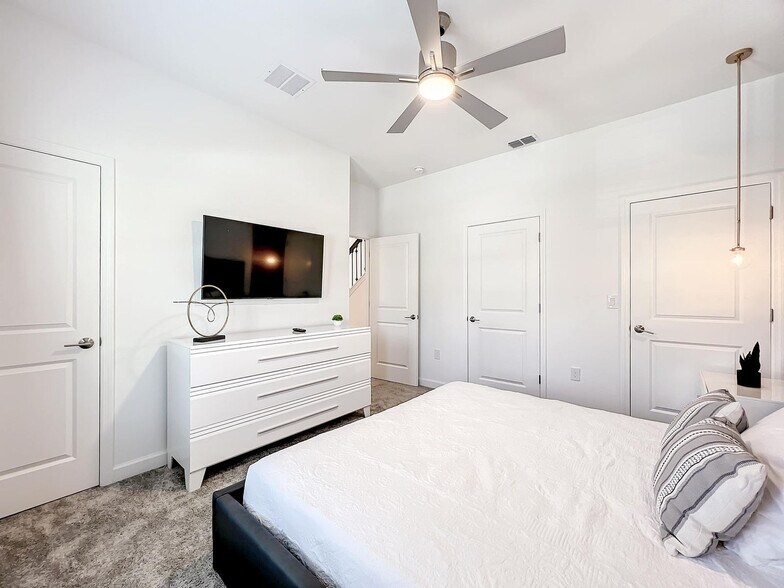 Building Photo - 4259 Paragraph Dr