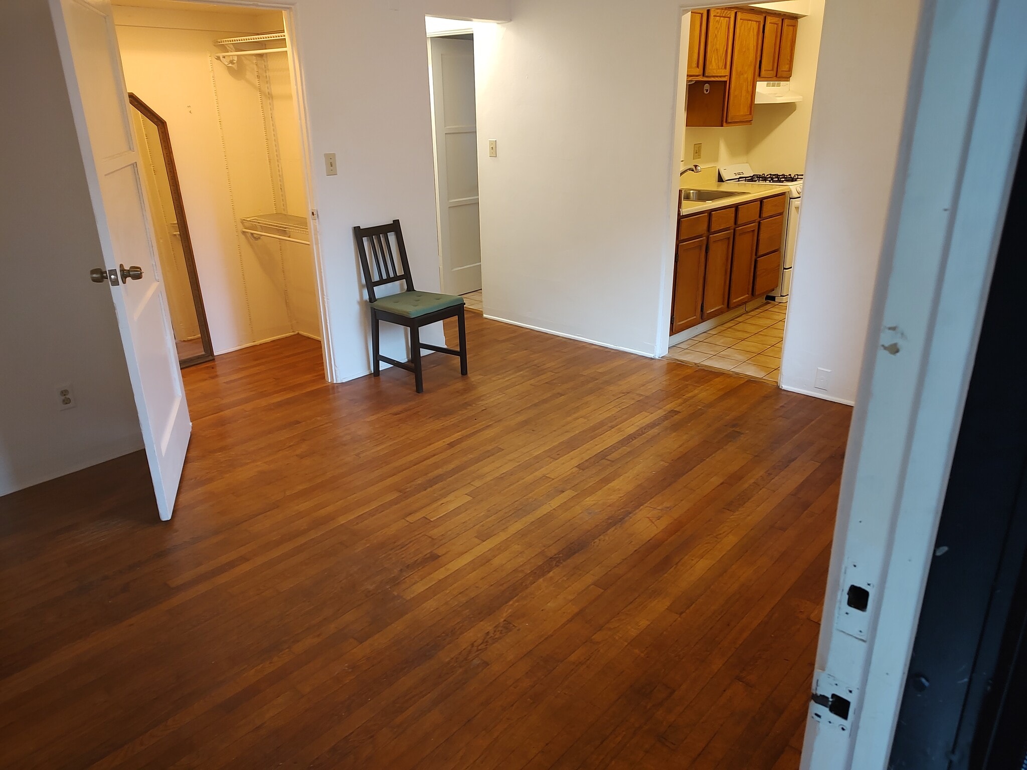 Nice open living area - 830 Island Ct