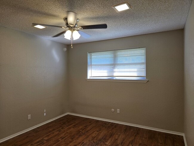 Building Photo - 3/2 Hewitt Home