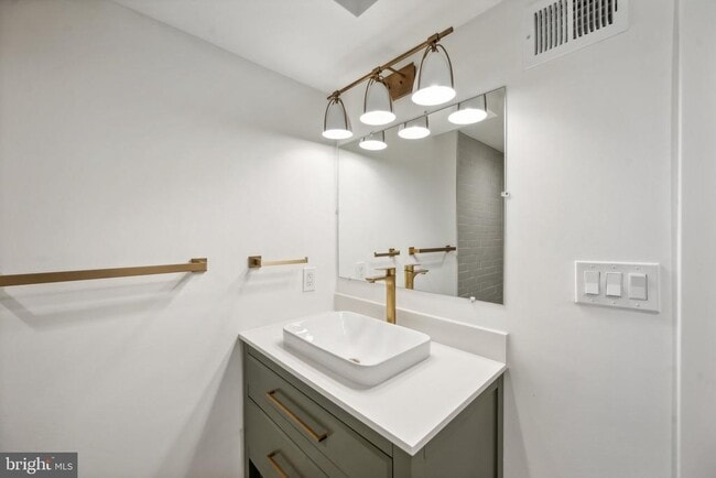 Building Photo - 1614 Kilbourne Pl NW