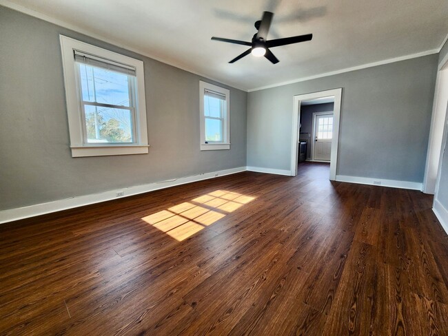 Building Photo - Updated two bedroom in Wagener Terrace - u...