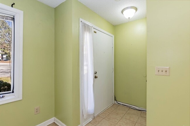 Building Photo - One Bedroom Home!