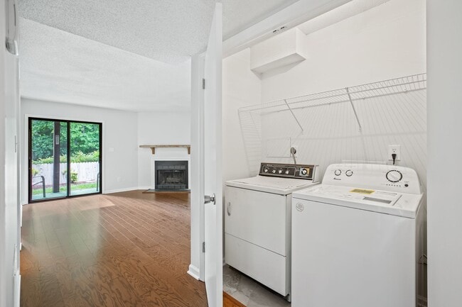 Building Photo - Great 2 Bedroom Available End Of July