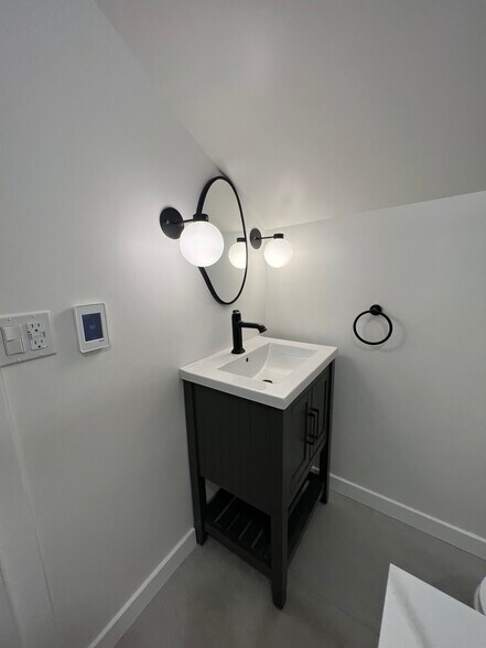 Building Photo - 5 Kenwood Ave