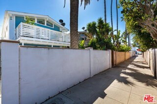 Building Photo - 122 Montreal St