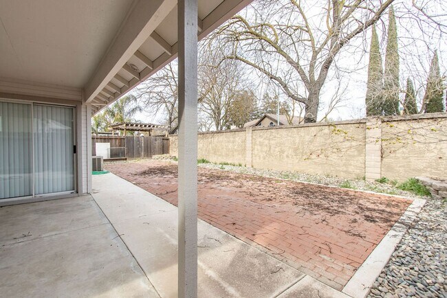 Building Photo - Limited-Time Offer: Lease this property and receive $500 off your first full month’s rent