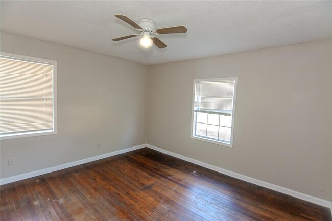 Building Photo - 1105 Mobile Dr