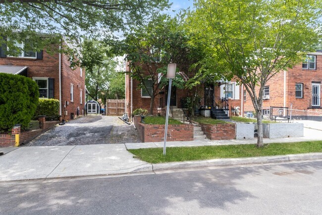 Building Photo - Spacious Starter home with full basement and parking
