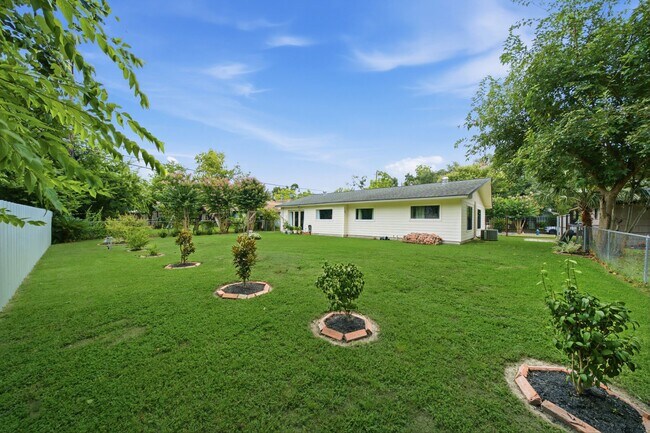 Building Photo - 1845 Westcrest Dr