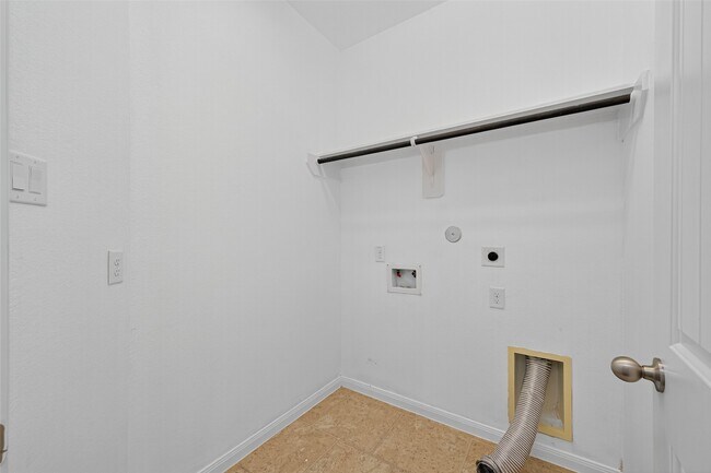 Building Photo - 83 West Wading Pond Circle