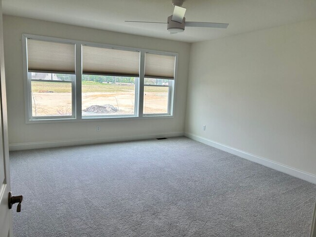 Building Photo - Large Townhome in Governors - East of Rout...