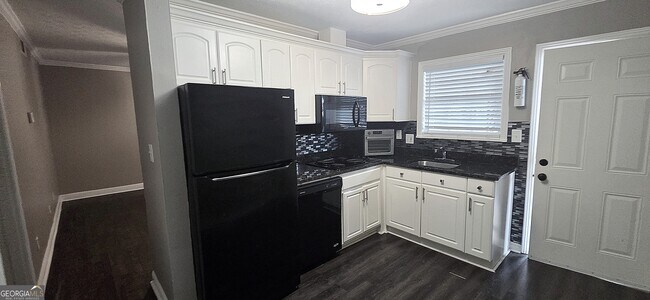 Building Photo - 21 Delmont Dr NE