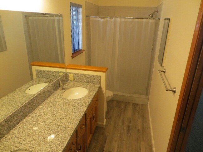 Building Photo - North Fresno Home, 3BR/2BA, Built 1989 - Lots of Amenities!