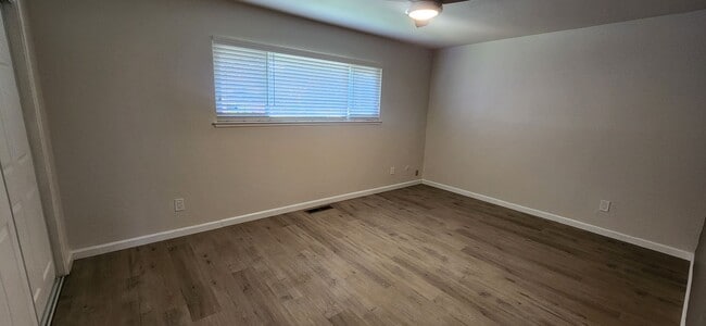 Building Photo - Beautiful 3 Bedroom 2 Bathroom Duplex in Desirable Greenhaven/Pocket Neighborhood