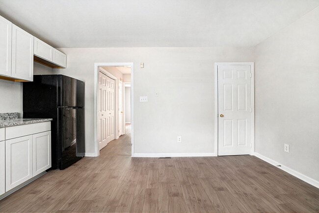 Building Photo - Conveniently Located 3BR/2.5BA Townhome in...